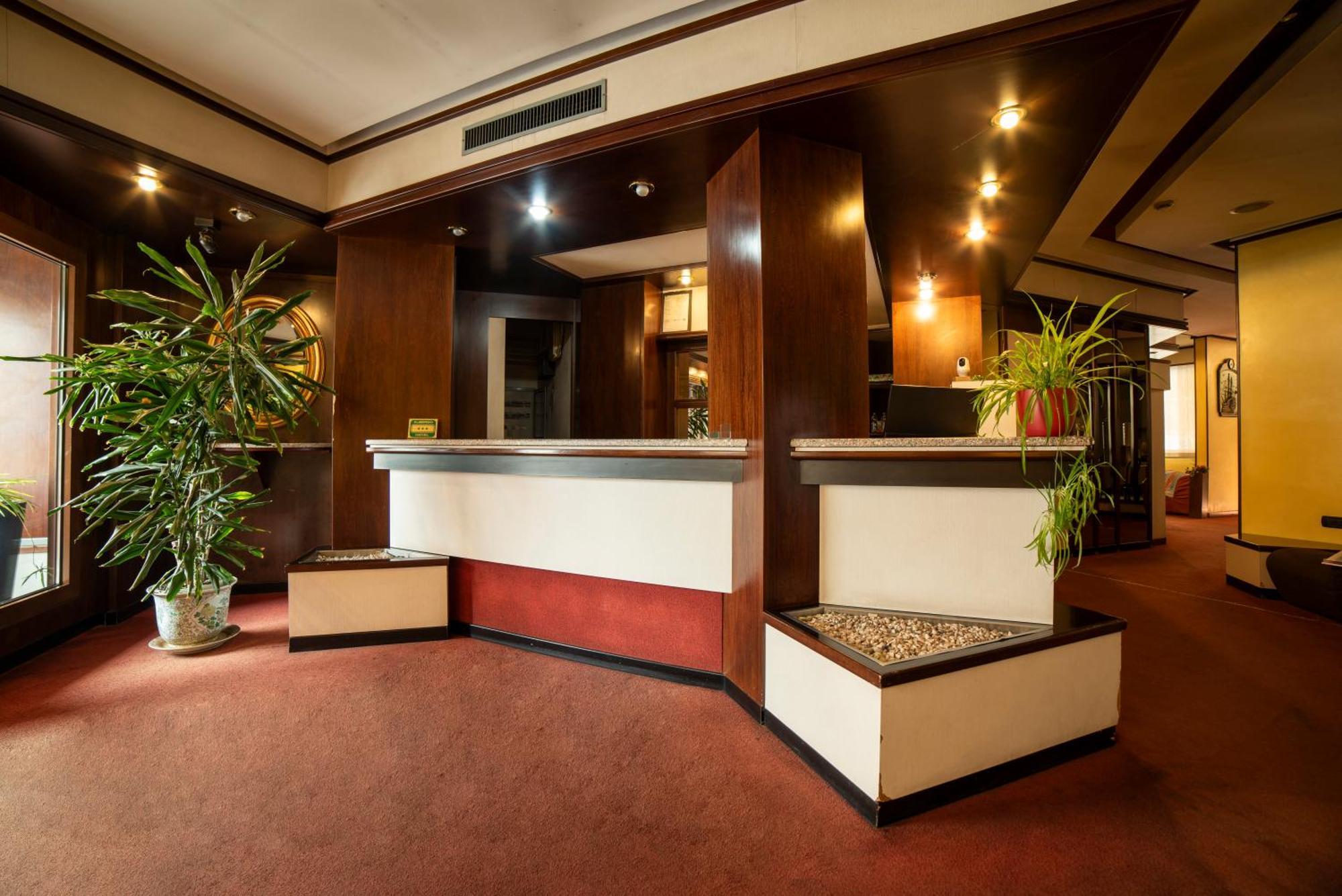 Hotel Victoria Varedo エクステリア 写真